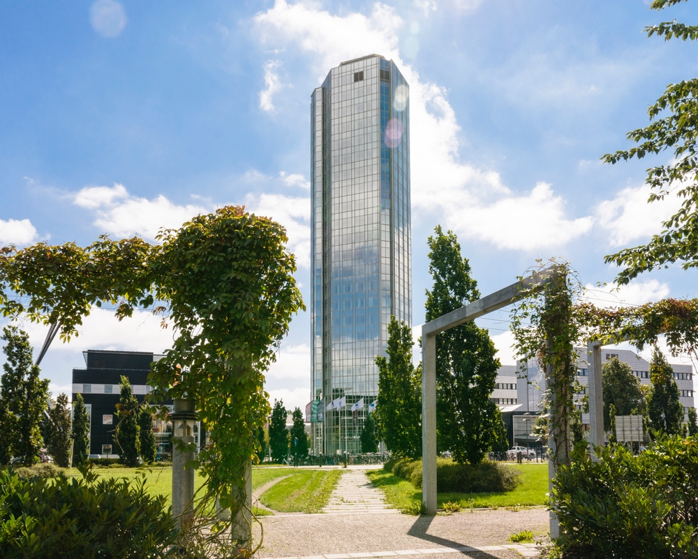 Trade Center Halmstad, intill skolbyggnaden