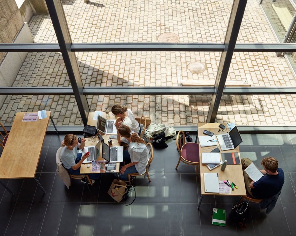 Studenter i foajén på Språk- och Litteraturcentrum.