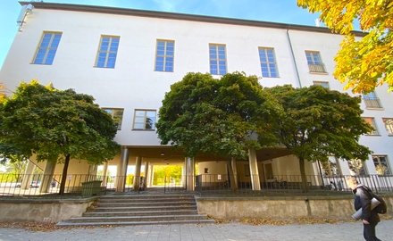 Internationella Engelska Gymnasiets skolbyggnad utifrån.