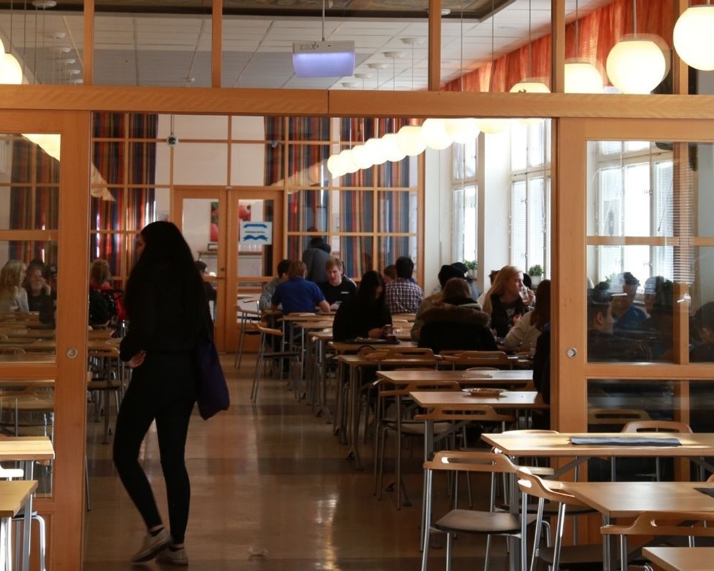 Bild på St Eriks gymnasium matsal.jpg