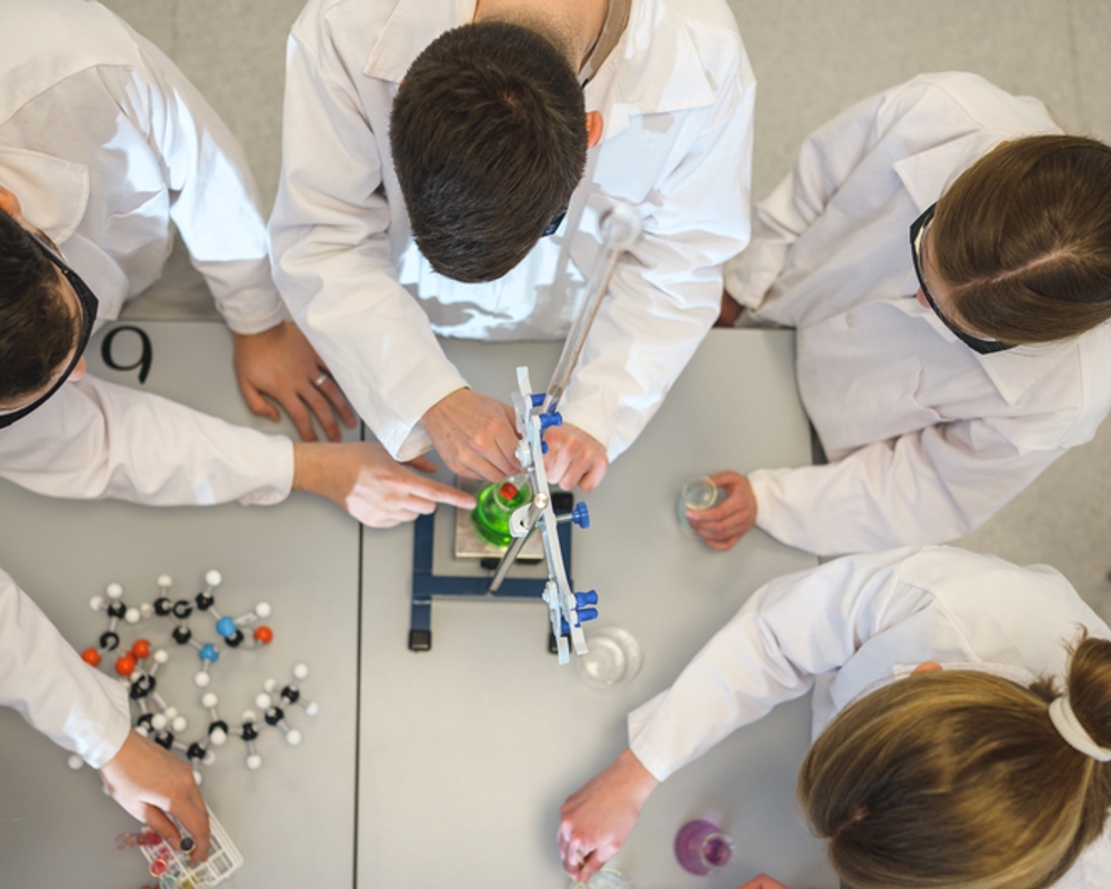 Bild på Elever_kemi_ovanifrån_02_Elever_labbrockar_undervisning_01_Teknik.png