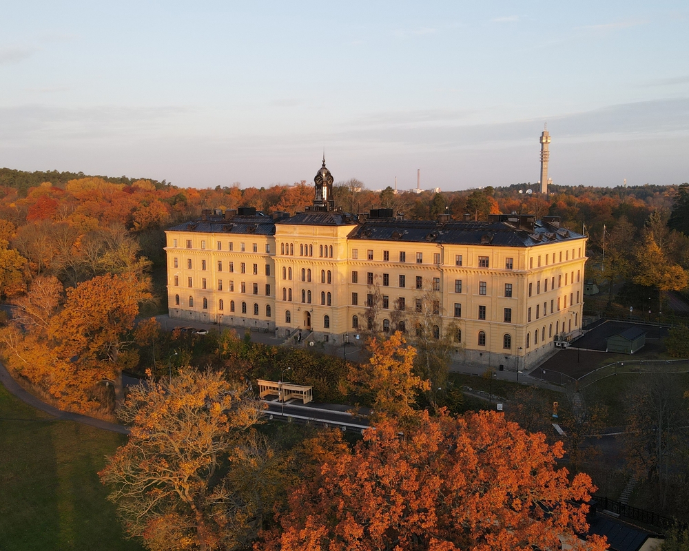 Bild på Skolbyggnad höst.jpg