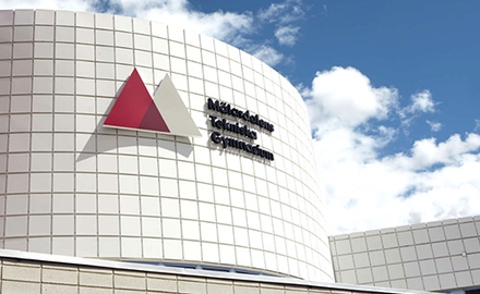 Fasaden till skolans huvudbyggnad.