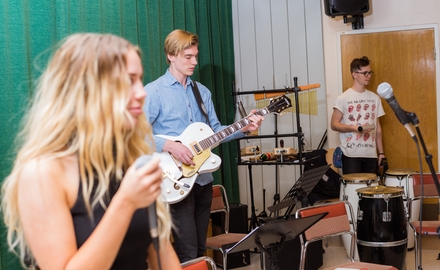 Estetiska programmet inriktning musik på Tibble gymnasium campus Täby.