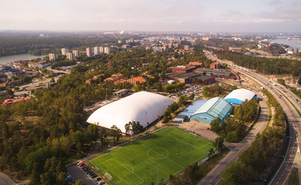 Skolan har goda kommunikationer och har tillgång till fina anläggningar.