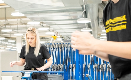 Arbete i VVS-verkstad på REFIS gymnasium
