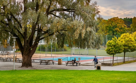 Skolgården på Hersby Gymnasium.