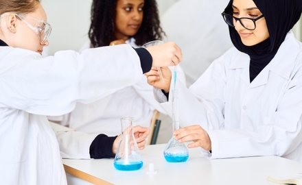 Fullt utrustade laborationssalar.