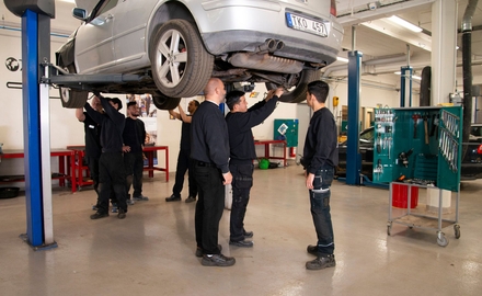 Bergstrands Gymnasium Stockholm lektion i fordonshallen.