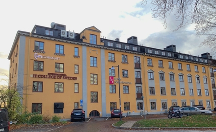  International IT College of Sweden (INIT College)s skolbyggnad från gården. 