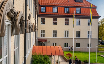 Utsikt över skolgården på Hersby Gymnasium. 