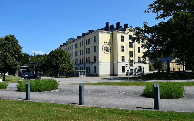 En av skolbyggnaderna