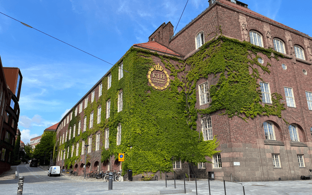 Entré till campusområdet från Valhallavägen