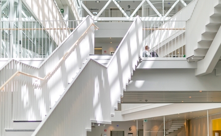 Inne i skolbyggnaden